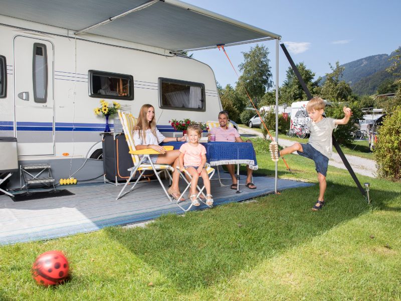 Gezin op vakantie met caravan