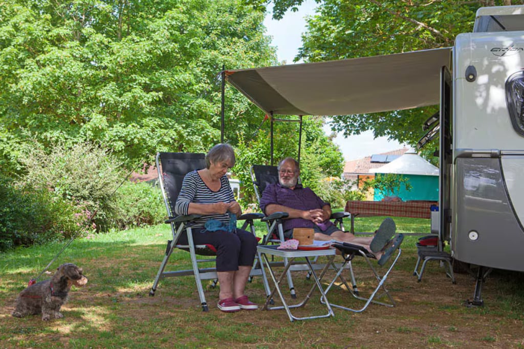 Stel-bij-caravan-met-hond-Le-Ventoulou-Sites-Paysages-hondvriendelijke-camping-frankrijk