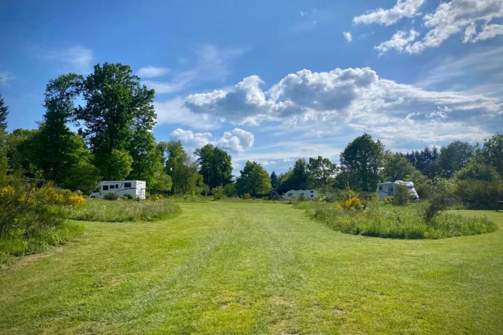 campingterrein met campers-en-caravan-Le-Ranch-Camping-et-Glamping
