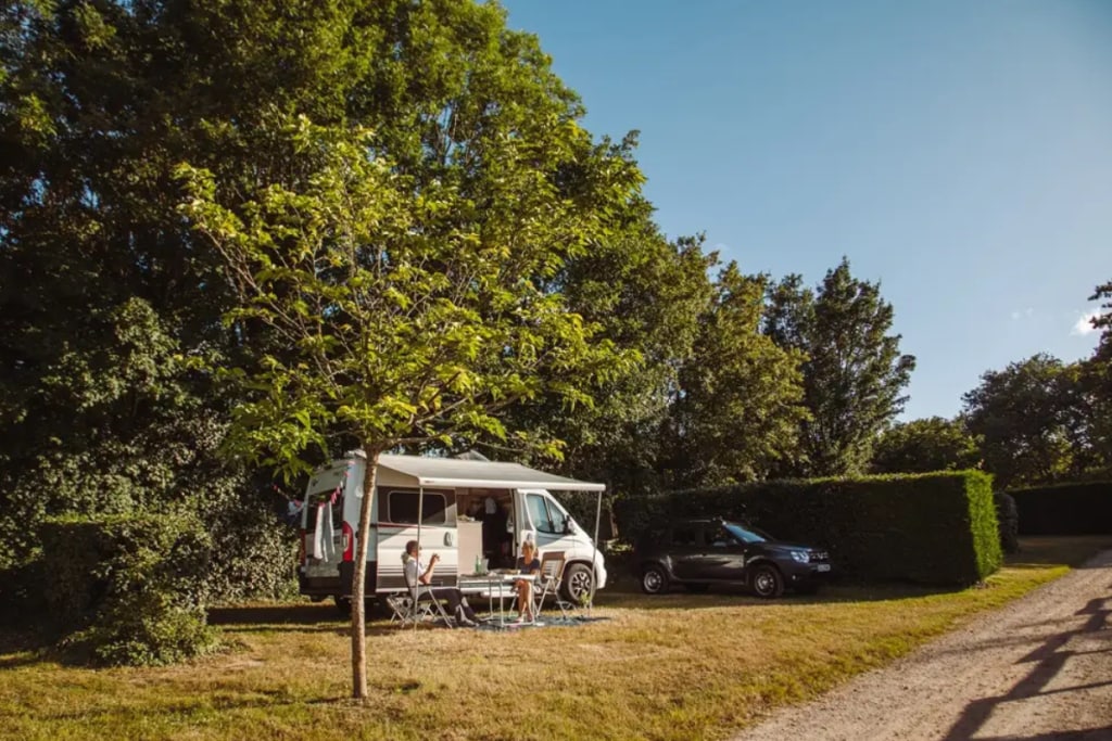 man-vrouw-voor-camper-Camping-Village-de-la-Guyonnièr-beste-camperplaatsen
