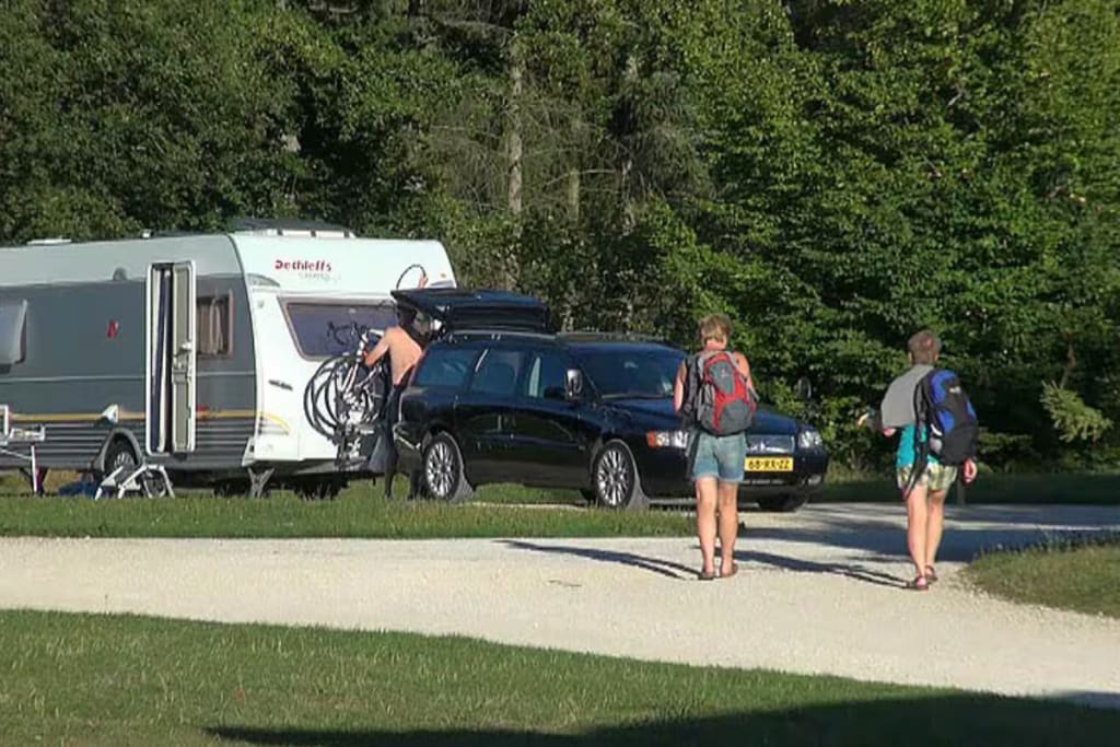 man-vrouw-wandelen-beste-wandelcamping-Camping-Porte-des-Vosges