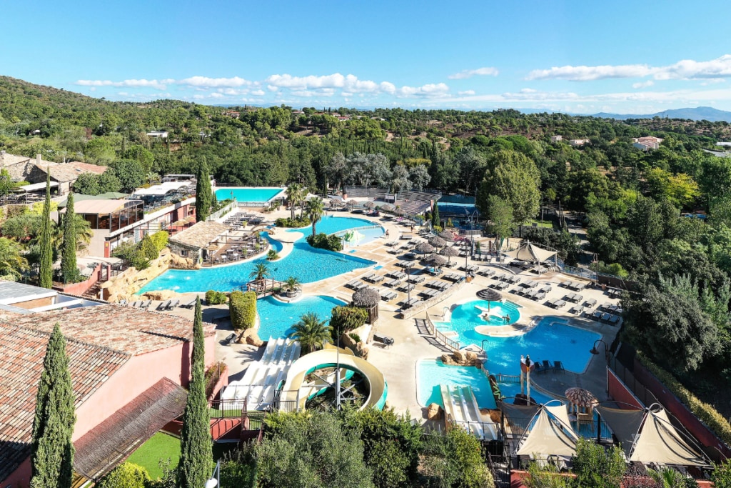 zwemparadijs-Camping-Domaine-de-la-Bergerie-mooiste-zwembad-camping-frankrijk