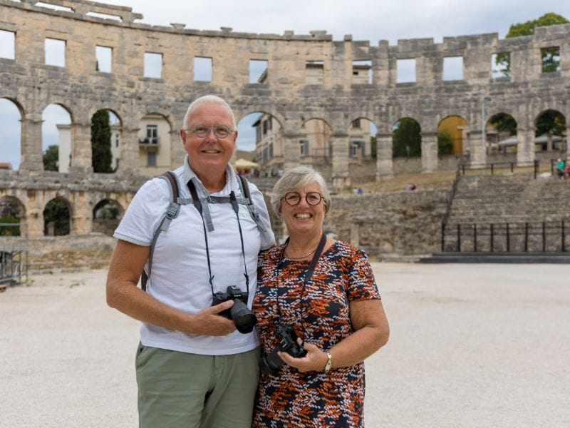 Jan Kees en Tineke bij Colosseum in Pula