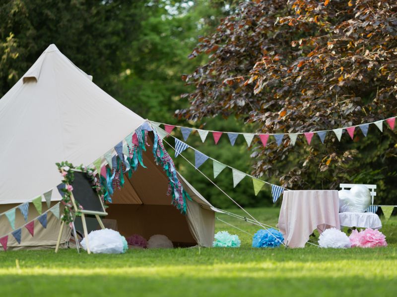 versier de tent voor een feest op de camping