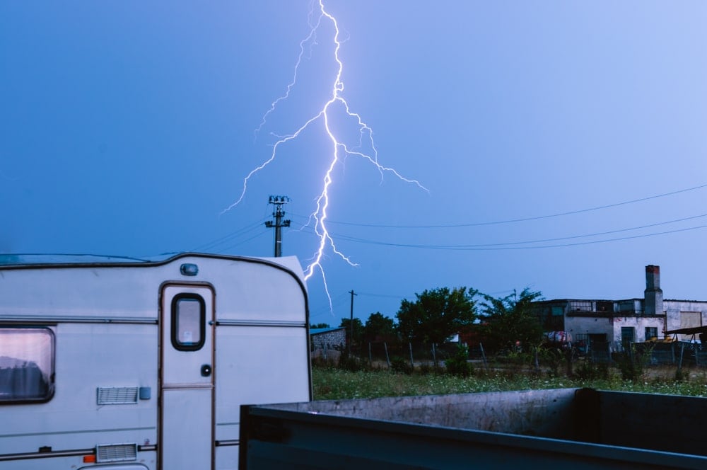 bliksem slaat in met een caravan op de voorgrond