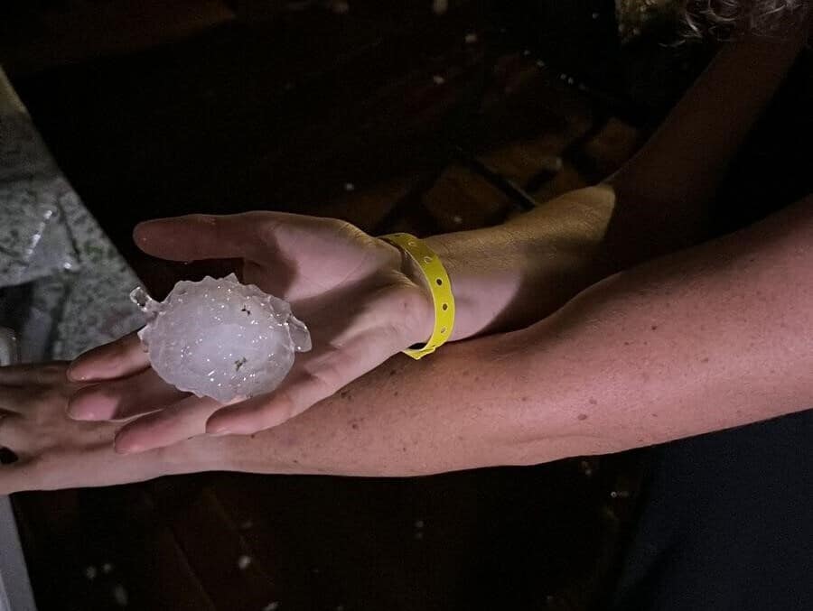 hagelsteen ter grootte van een tennisbal