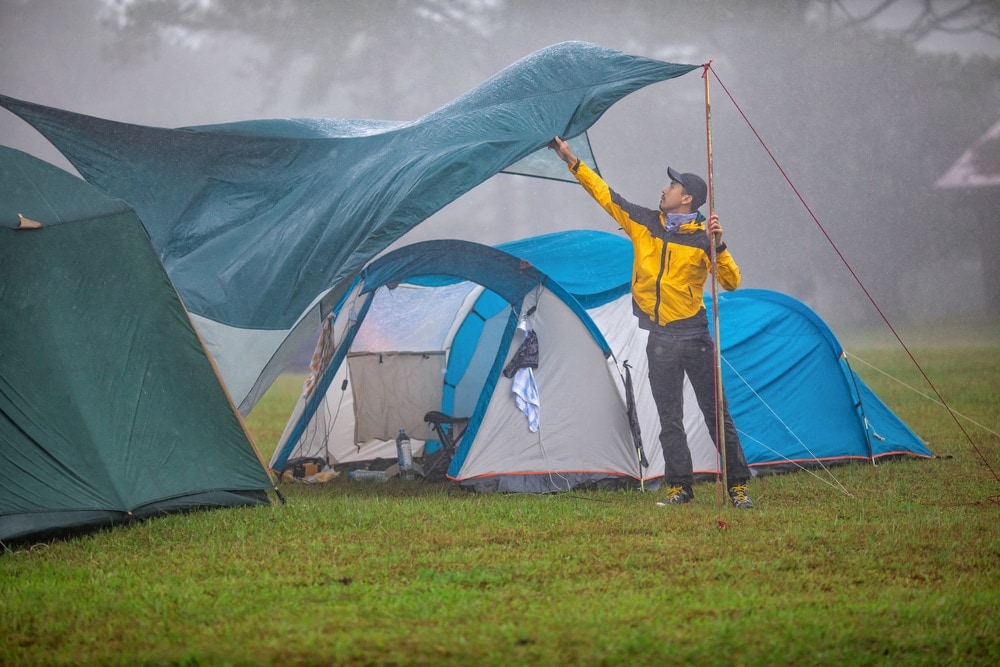 een tent in harde wind en regen