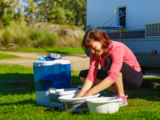 Wassen op de camping met een reiswasmachine