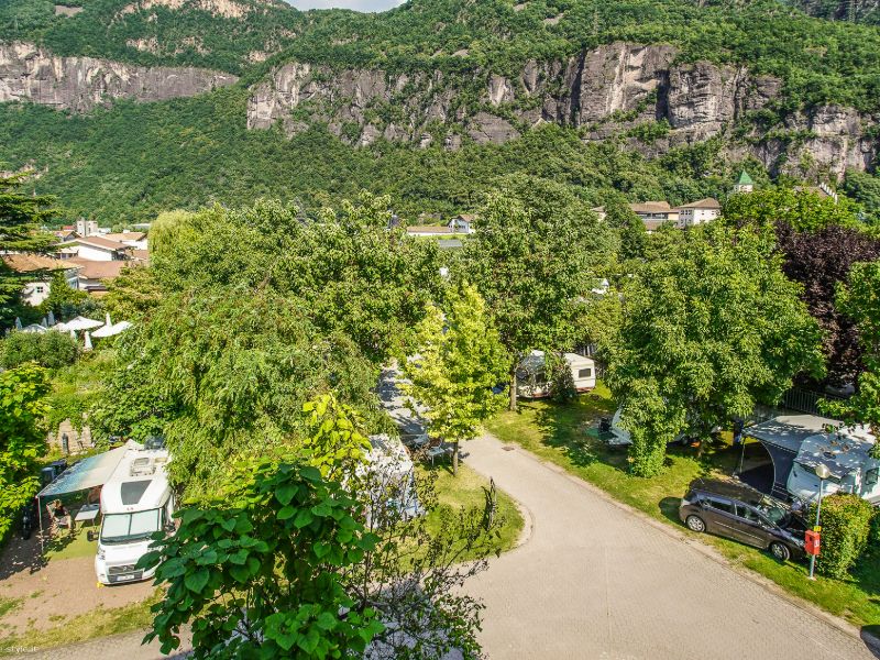 Camping Markushof: ein grüner Adults-only-Campingplatz inmitten Weinbergen in Südtirol
