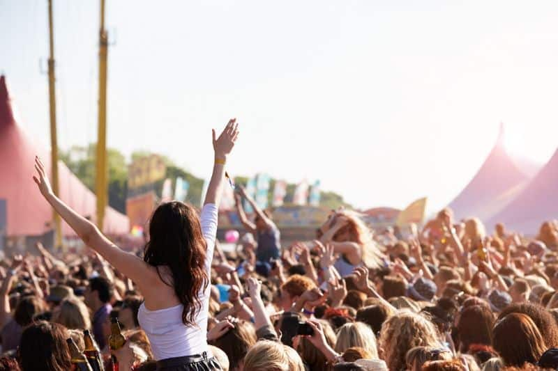 Vrouw op voorgrond op festival tussen menigte