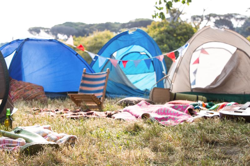 Verlaten kampeerplek op een festivalcamping