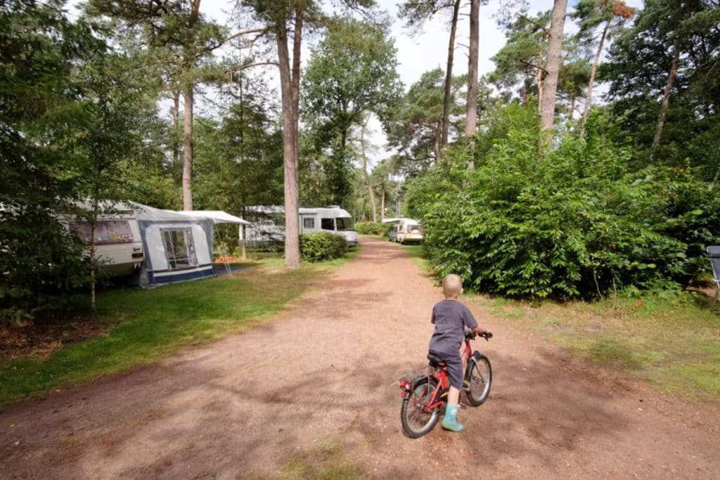 beste-camperplaatsen-camping-diever-jongetje-op-de-fiets-op-de-camping