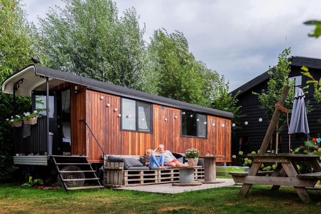 beste-kleine-camping-minicamping-de-reekens-vrouw-kind-stacaravan