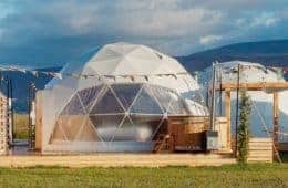 Meerdere glampingdomes op een rij