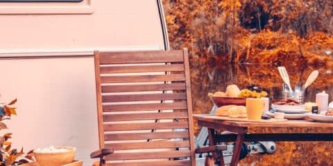 Kamperen in de herfst: deze 10 kampeerspullen houden je warm