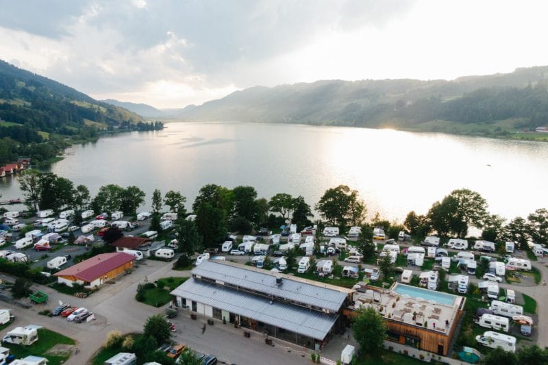 Infinity-pool met uitzicht op het meer bij Alpsee Camping – Wellness-camping met sauna en spa in het Allgäu, Beieren