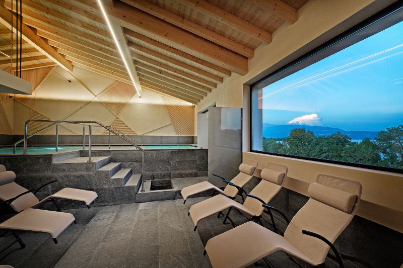 Ontspanningsruimte met uitzicht op het Gardameer – Wellness-camping bij Fornella Camping & Wellness Family Resort, Lombardije, Italië
