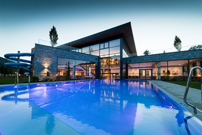 Elegante wellnessruimte in Sportcamp Woferlgut – Sauna’s en verwarmde zwembaden voor wellness-camping bij Zell am See, Oostenrijk
