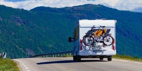 Overladen camper of caravan: een overzicht van de boetes in Europa