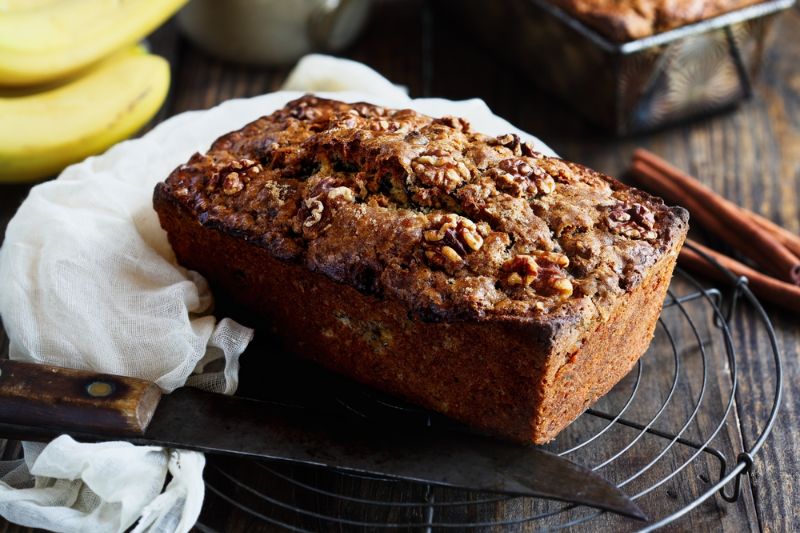 Bananenbrood met een mes op een rooster. Gezonde snack.