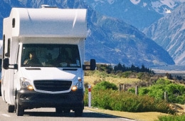 Campers op de weg in de bergen Camper schorsen opheffen
