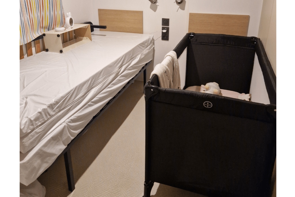 Campingbedje in stacaravan, stacaravan met een baby