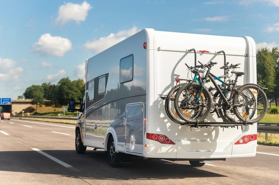 camper op de snelweg
