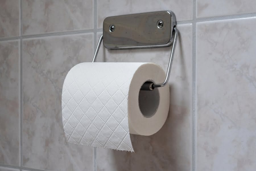 wc-rol in houder aan de muur