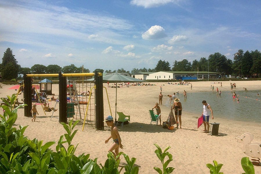 de zwemvijver met speeltuin van ArdenParks Tulderheyde