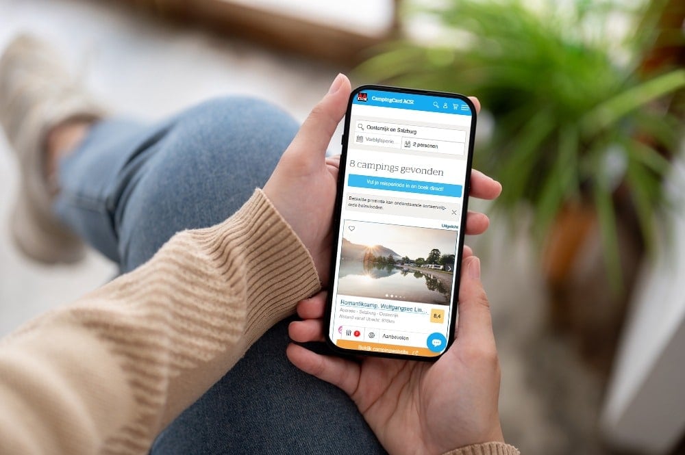 smartphone met de CampingCard website geopend