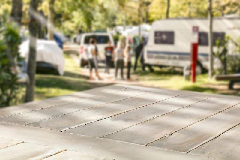 Leerer Tisch auf Campingplatz