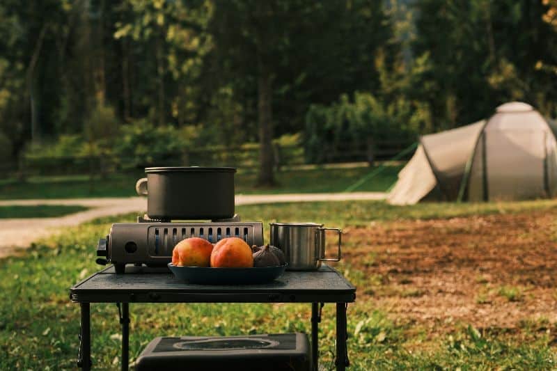 Campingtisch mit Obst