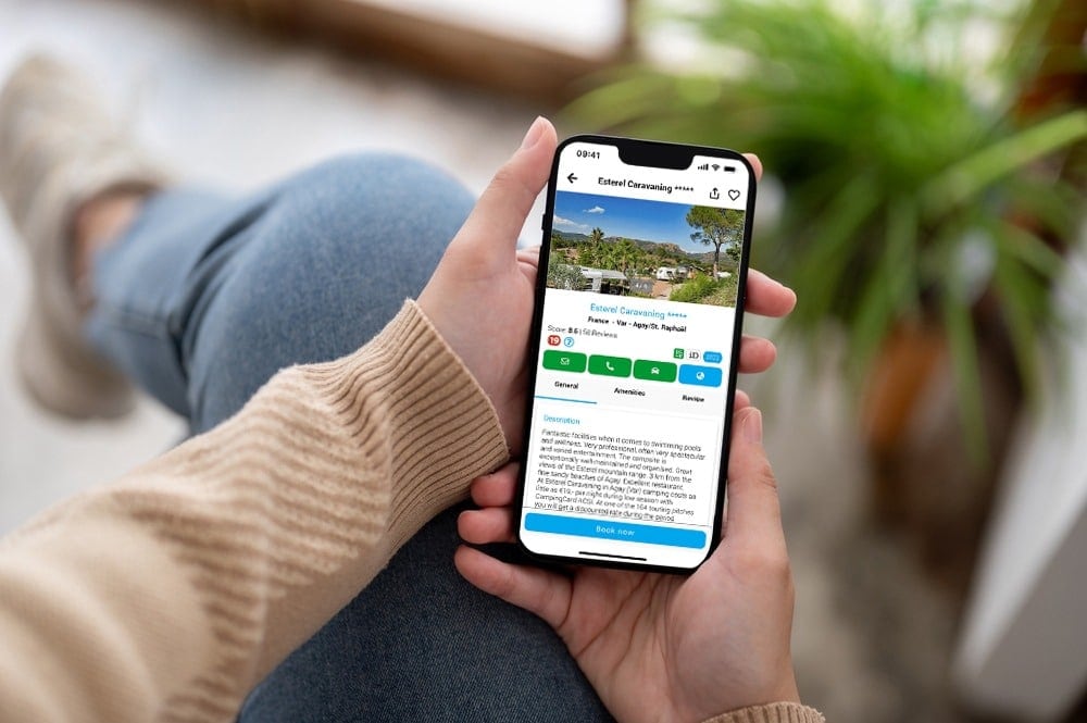 smartphone met de CampingCard website geopend