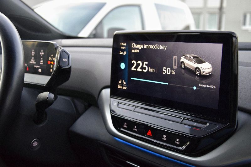 Elektrisch rijden naar Spanje: een dashboard van een elektrische auto toont hoe ver hij geladen is. 