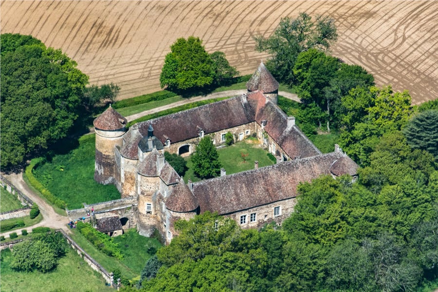 luchtfoto van het kasteel van Ratilly