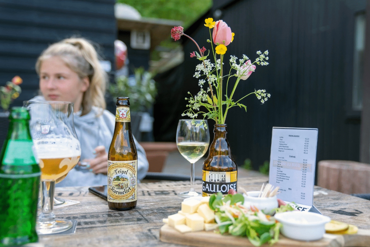 tiener-terras-bier-wijn-Domaine-du-Bocq-jongerencamping-belgie