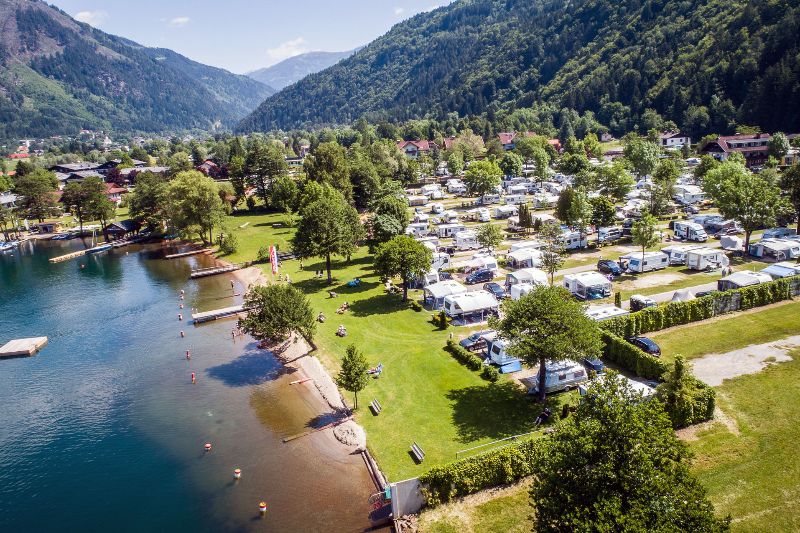 Camping Brunner am See aan de Millstätter See met strand, kampeerplaatsen en bergen op de achtergrond