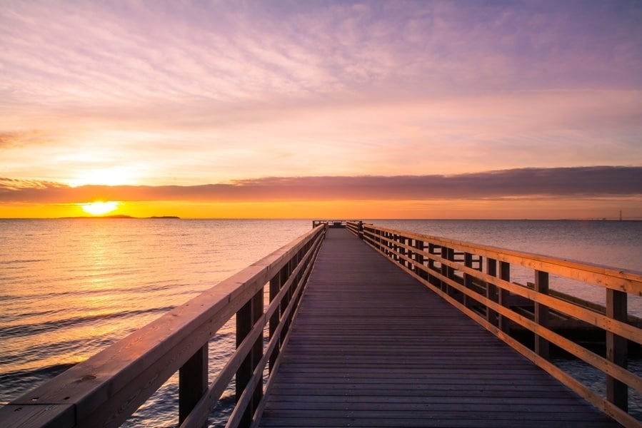 steiger aan zee bij zonsondergang