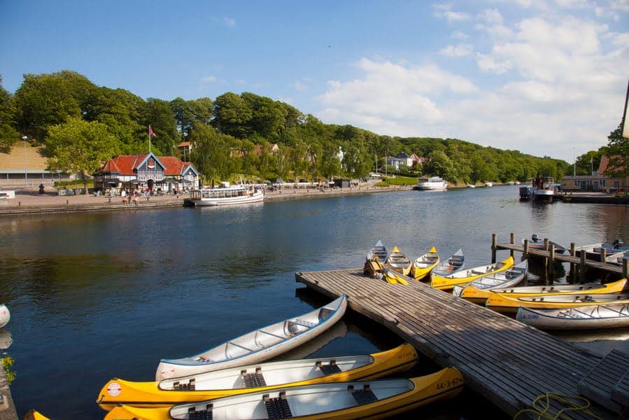 kano's aan een steiger