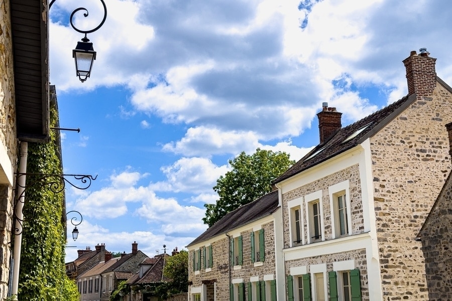 straat vol huizen met kleurrijke luikjes