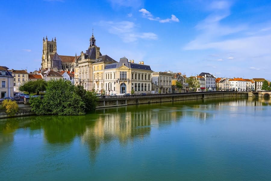 uitzicht op stad met een kade, kathedraal op de achtergrond