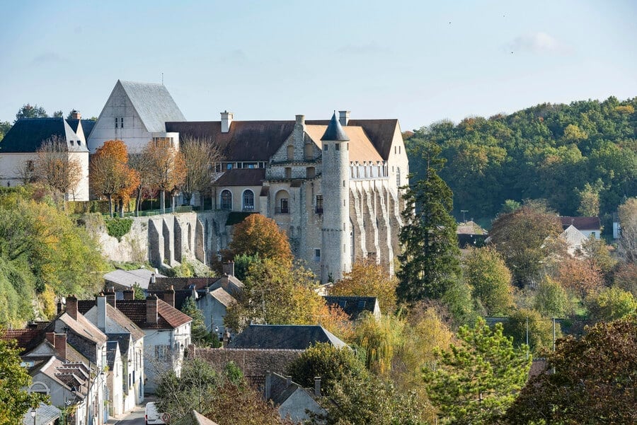 kasteel met witte muren steekt boven het dorp uit