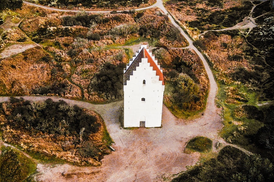 witte kerktoren tussen de duinen