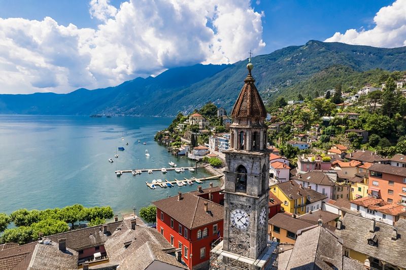 Ascona vanuit de lucht. Voorop de kerktoren, daarachter het dorp en het Lago Maggiore. 