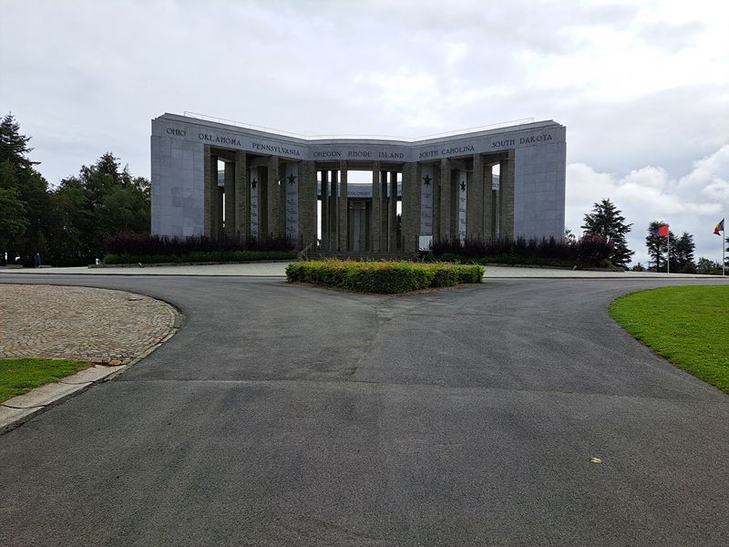 Het Battle of the Bulge Monument in Bastogne, met de monumentale zuilengalerij en de namen van Amerikaanse staten, ter nagedachtenis aan de Slag om de Ardennen.