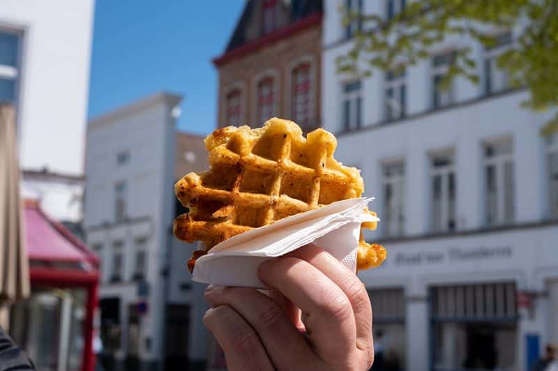 Hand die een Luikse wafel vasthoudt. 