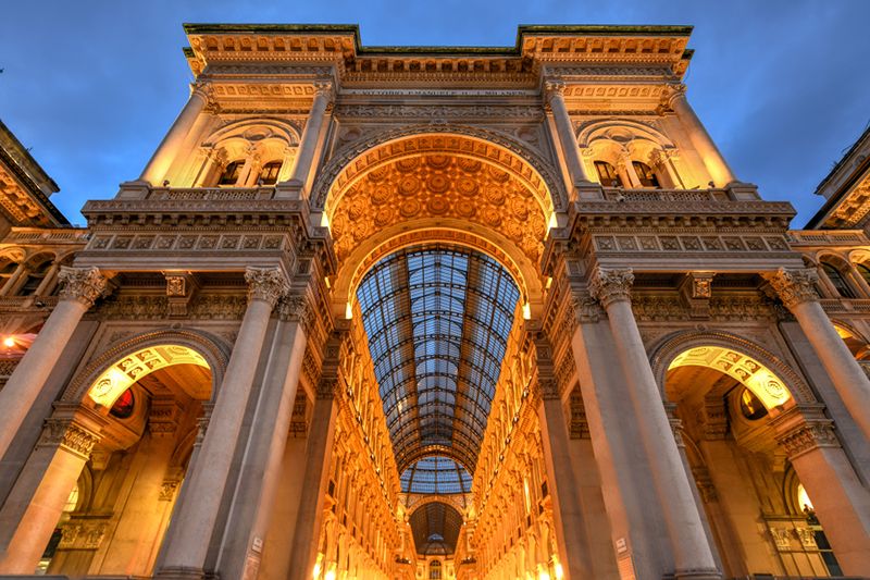 De Galleria Vittorio Emanuele II in de schemering gefotografeerd van onderaf. 