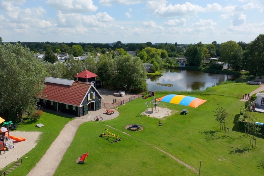 luchtfoto van Nederlandse camping met schuur en speeltuin
