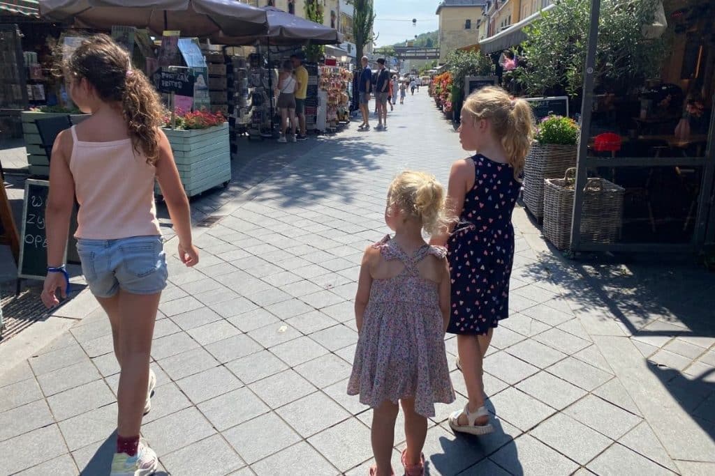 drie meiden in Valkenburg Zuid-Limburg
