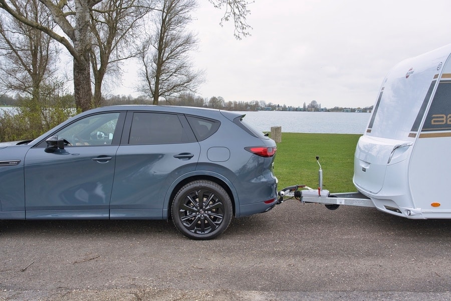 grijze Mazda met trekhaak gekoppeld aan caravan